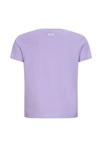 Licht paarse T-shirt met korte mouwen en een ronde halslijn, met een klein "Retour" label op de achterkant. Gemaakt van zachte, gladde stof.