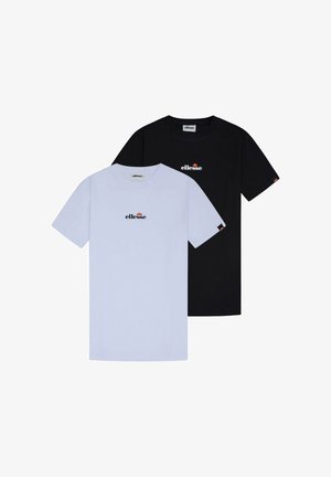 Männlich trägt ein weißes T-Shirt mit Rundhalsausschnitt und schwarzem sowie orangefarbenem ellesse-Logo, das mittig auf der Brust gegen einen einfarbigen Hintergrund platziert ist.