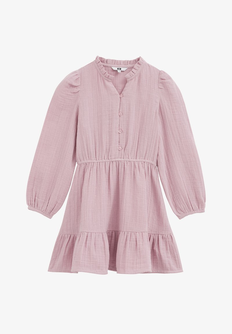 Robe rose claire à manches longues avec col haut volanté, fermeture boutonnée devant, taille froncée et ourlet de jupe à volants.