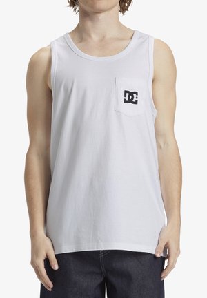 Weißes Tanktop aus Baumwolle, mit einer Brusttasche und schwarzem Logo. Ärmelloses Design mit entspannter Passform. Minimalistischer und einfacher Stil.