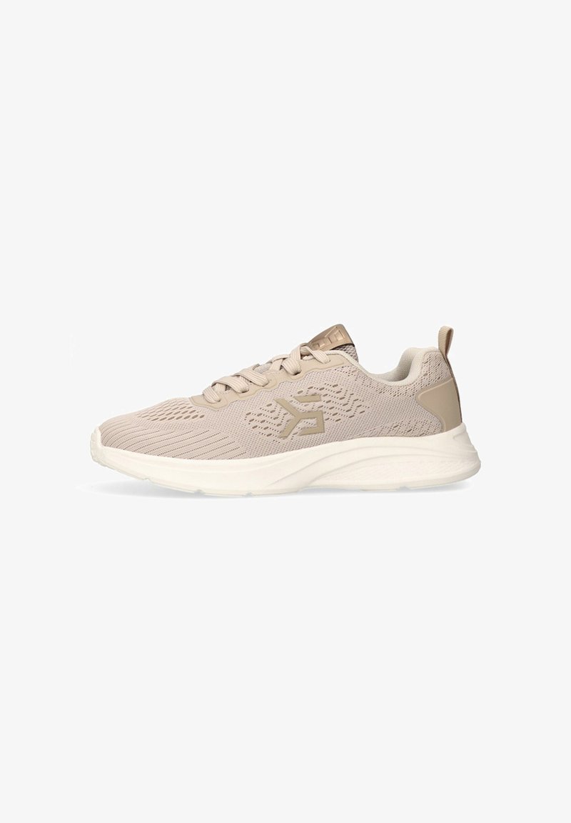 Zapatillas deportivas beige claro con una parte superior de malla transpirable, detalles texturizados y una suela blanca acolchada. Incluye una lengüeta en el talón.