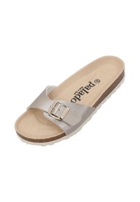 Sandal in metallo argentato con una fascia larga dotata di fibbia, suola in sughero naturale e pedi imbottito beige. Suola in gomma testurizzata.