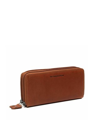 Cartera de cuero marrón con textura suave, forma rectangular, cierre de cremallera y estampado del logotipo. Presenta un tirador de cremallera grueso con un pequeño acento de cuero.