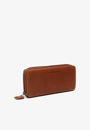 Cartera de cuero marrón con textura suave, forma rectangular, cierre de cremallera y estampado del logotipo. Presenta un tirador de cremallera grueso con un pequeño acento de cuero.