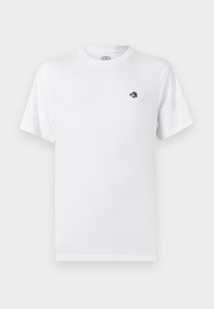 T-shirt blanc uni à manches courtes et col rond avec un petit logo brodé noir et blanc sur le côté gauche de la poitrine.