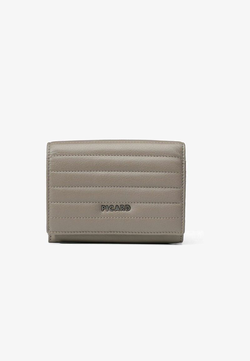 Cartera de cuero gris con patrón acolchado, que presenta un logo de la marca sutil y costuras en contraste. Forma rectangular compacta.