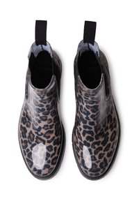 Bottes chevilles à imprimé léopard en matériau transparent et brillant. Panneaux latéraux élastiques noirs et tirette pour un enfilage facile. Détail de surface texturée.