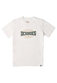 Biela bavlnená tričko s krátkym rukávom, na ktorom je v strede zeleno-oranžové logo DC Shoes, a malé logo na spodnej ľavej strane.
