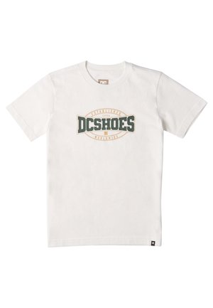 Vit bomull t-shirt med en grön och orange DC Shoes-logga i mitten, korta ärmar och en liten logotagg längst ner till vänster.