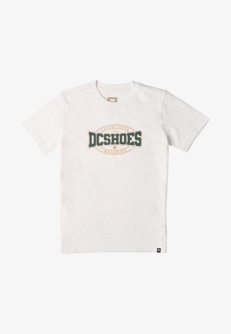 Bílý bavlněný tričko s centrálním logem DC Shoes v zelené a oranžové barvě, krátké rukávy a malá štítek s logem na dolním levém rohu.