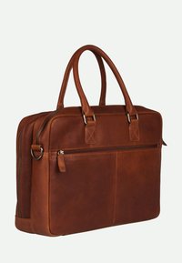 Bruine leren laptoptas met dubbele handgrepen aan de bovenkant, zilverkleurige hardware, gestructureerd ontwerp en een voorvak met rits. Glad oppervlak met subtiele nerf.