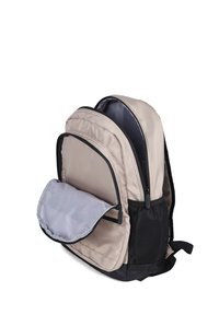 Zaino in tessuto beige con dettagli neri, due compartimenti principali con zip, una tasca frontale con zip e una tasca laterale in rete per ulteriore spazio di archiviazione.