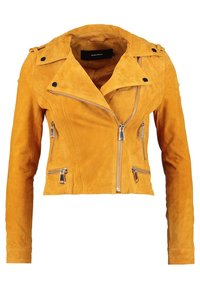 Geel suède cropped bikerjack met zilveren ritsen, drukknoopjes en lange mouwen. Voorzien van zijzakken met rits en een gekartelde kraag.