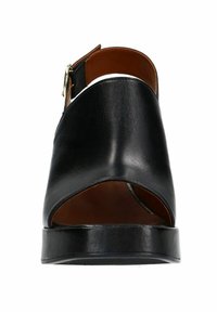 Zwarte open teen sandaal met een afgeronde voorkant en een achterband. Beschikt over een zachte leren bovenkant en een stevige platformzool. Gouden gespdetail.