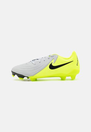 Chaussure de football Nike Phantom basse en gris et jaune néon avec swoosh noir et crampons moulés sur la semelle.