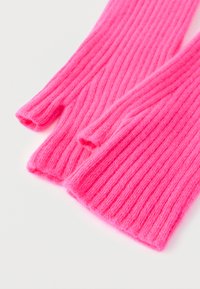 Πλεκτά γάντια χωρίς δάχτυλα με ριγέ ύφος από απαλό, ζωντανό έντονο ροζ υλικό, με ανοιχτές άκρες για τα δάχτυλα και υφή σε όλη την επιφάνεια.