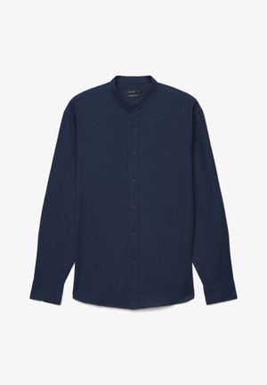 Dunkelblaues, langärmliges Hemd mit durchgehender Knopfleiste, Stehkragen und geknöpften Manschetten, flach auf weißem Hintergrund liegend dargestellt.