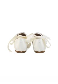 Paire de ballerines blanches avec larges lacets rubans assortis, vues de dos sur fond blanc.