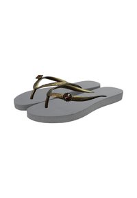 Szare gumowe klapki z metaliczno-złotymi paskami, zdobione dekoracyjnymi akcentami, w tym pomarańczowymi i czarnymi kamieniami szlachetnymi, na teksturowanej podstawie.