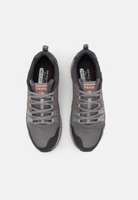 Skechers ESCAPE PLAN - Sneakers basse - tan/charcoal