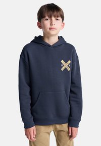 Sudadera con capucha en azul marino de tejido suave, con un bolsillo frontal, puños acanalados y un diseño de logo en beige contrastante.
