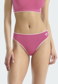 Roze katoenen bikinislip met witte bies en een geborduurd logo aan de linkerkant. Gladde textuur en mid-rise ontwerp.