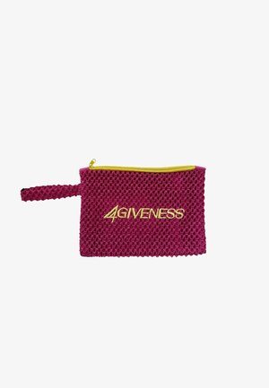 Piccola pochette bordeaux strutturata con cerniera gialla e cinturino da polso, ricamata con "4GIVENESS" in filo giallo sul davanti.