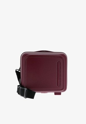 Compact harde handbagage in bordeauxrood met een zwarte verstelbare schouderriem en zijbranding met de tekst "Mandarina Duck".
