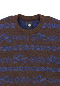 Brauner Pullover mit einem strukturierten Strickmuster und blauen geometrischen Designs. Klassischer Rundhalsausschnitt und Etikett am Ausschnitt sichtbar.