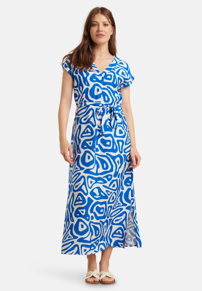 Maxikleid in Blau und Weiß mit Muster, V-Ausschnitt, kurzen Ärmeln und tailliertem Gürtel. Es hat ein fließendes Design und einen seitlichen Schlitz.