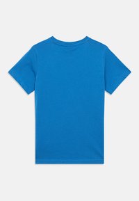 Μπλε βαμβακερό μπλουζάκι με κοντά μανίκια, στρογγυλή λαιμόκοψη, λεία υφή και καθαρό φινίρισμα, χωρίς γραφικά σχέδια ή τσέπες.