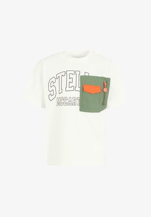 Witte T-shirt met korte mouwen met grote zwart omlijnde tekst "STELLA MCCARTNEY" en een oversized groene zak met een oranje klep en ritssluiting op de borst.