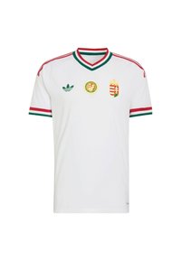 Maillot de sport blanc à manches courtes avec col et poignets à rayures rouges et vertes, arborant le logo Adidas et deux emblèmes hongrois sur la poitrine.