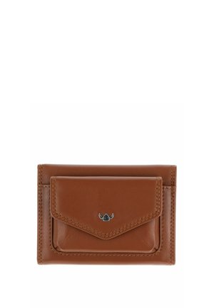 Portefeuille en cuir marron avec poche avant à rabat et petit logo argenté centré sur la poche sur un fond blanc uni.