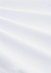 Tissu blanc avec une texture lisse et une légère chute. Couleur uniforme sans motifs visibles, adapté à diverses applications textiles.