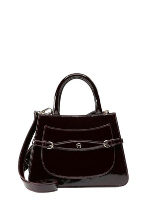 Sac à main brillant bordeaux foncé avec poignées supérieures, poche avant, détails de boucle argentée et bandoulière amovible.