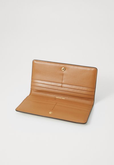 Portefeuille en cuir tan avec une texture lisse, des fentes intérieures pour cartes, une fermeture à pression et un détail de logo doré. Conception ouverte, aucun motif visible.