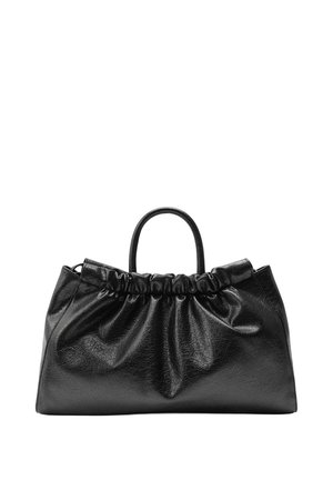 Czarna, miękka skórzana torebka z zebranym detalem na górze i krótkimi, zaokrąglonymi uchwytami, pokazana na białym tle.