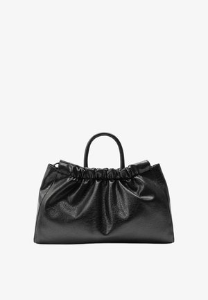 Czarna, miękka skórzana torebka z zebranym detalem na górze i krótkimi, zaokrąglonymi uchwytami, pokazana na białym tle.