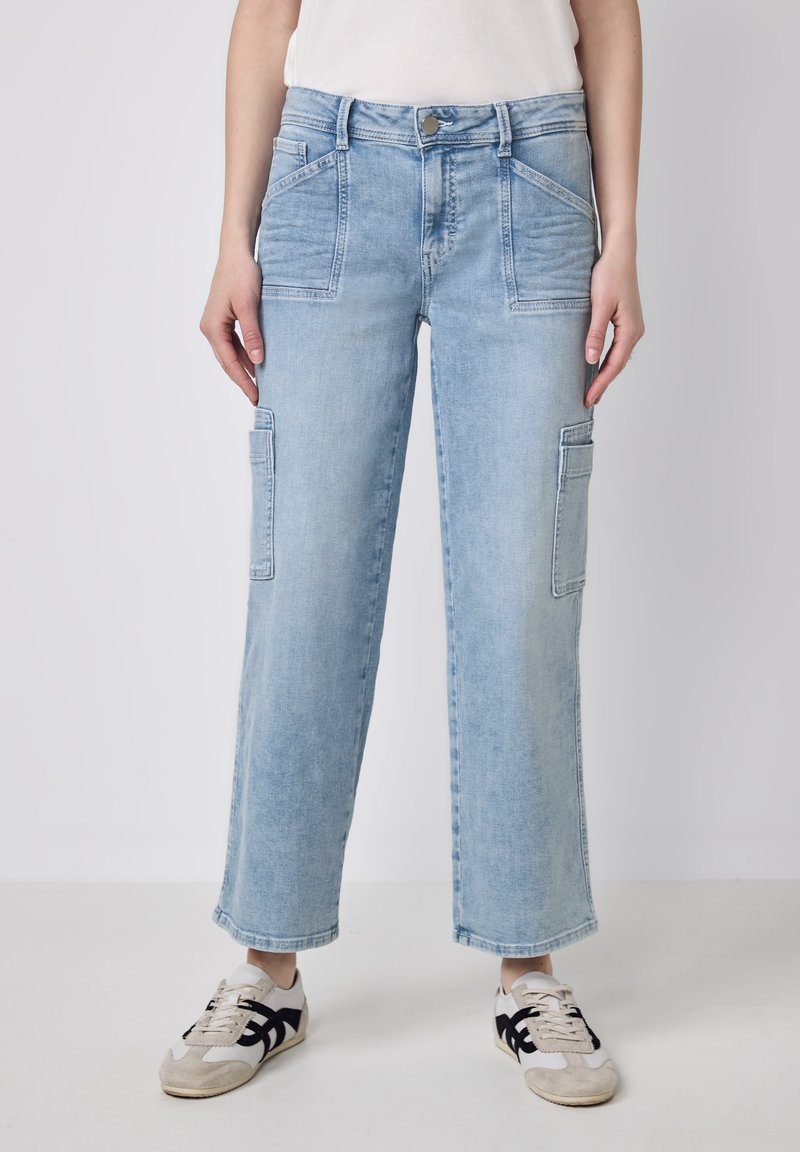 Pantalons cargo en denim bleu clair à coupe décontractée, dotés de plusieurs poches et d'une coupe droite. Accentués par des détails cousus.