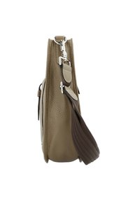 Khakifarbene Lederhandtasche mit strukturiertem Obermaterial, silbernem Zubehör und einem abnehmbaren dunkelbraunen Gurt. Verfügt über Kontrastnähte und eine Seitentasche.