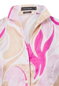 Bluzka z krótkim rękawem z miękkiego materiału, z różowym, beżowym i białym abstrakcyjnym wzorem kwiatowym. Regularny krój z zapięciem na guziki z przodu i kołnierzykiem.