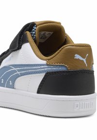 Sneaker met een zwarte, witte en blauwe synthetische bovenkant. Voorzien van gouden accenten, klittenbandsluiting en een gestructureerde hiel. Rubberen buitenzool met merklogo.