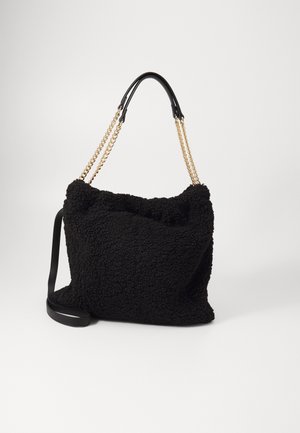 Sort textured faux pels tote taske med en slasket form, udstyret med guldmetalkæderem og justerbar læderrem til crossbody.