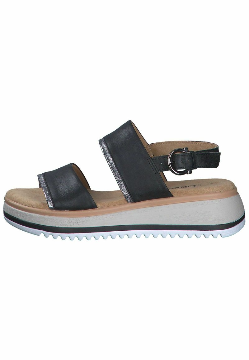 Černá kožená sandál s dvěma širokými popruhy a nastavitelnou sponou, polstrovaná stélka, bílá zubatá podrážka a minimalistický design.