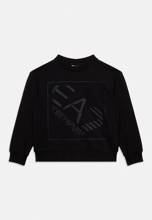 Czarna bluza z długim rękawem z dużym błyszczącym logo i napisem Emporio Armani na środku z przodu.