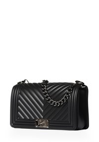 Borsa a tracolla nera trapuntata con motivo a zigzag, realizzata in materiale simile alla pelle. Presenta una robusta tracolla in catena metallica e un accento con logo sul davanti.