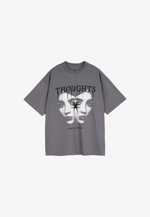 Szary bawełniany t-shirt z nadrukiem dwóch twarzy oraz napisem "THOUGHTS" pogrubioną czarną czcionką. Krótkie rękawy i okrągły dekolt.