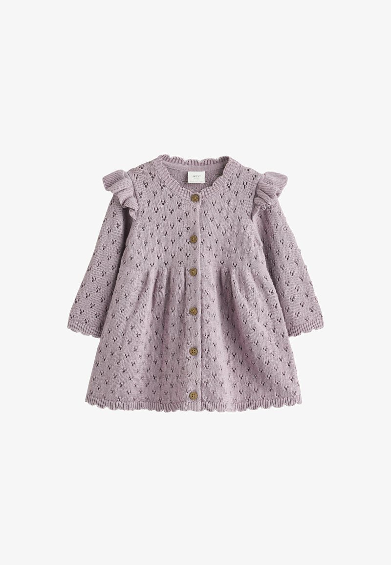 Robe bébé en tricot lilas avec manches longues, détails à volants aux épaules, boutonnage devant et petit motif ajouré sur toute la robe.