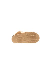 Pantuflas de ante marrón con forro texturizado en crema, suela de goma ondulada y marca embellecida en la suela. Los acentos incluyen detalles de costura.